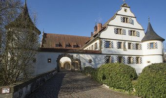 Das Bild zeigt das Deutschordensschloss in Kirchhausen. Es ist ein besonderer Ort für Trauungen in der Stadt Heilbronn.