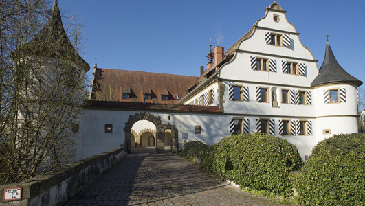 Das Bild zeigt das Deutschordensschloss in Kirchhausen. Es ist ein besonderer Ort für Trauungen in der Stadt Heilbronn. 
