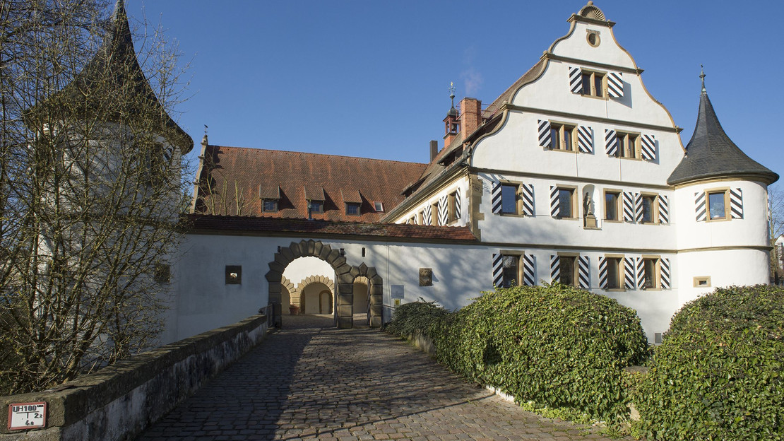 Das Bild zeigt das Deutschordensschloss in Kirchhausen. Es ist ein besonderer Ort für Trauungen in der Stadt Heilbronn.