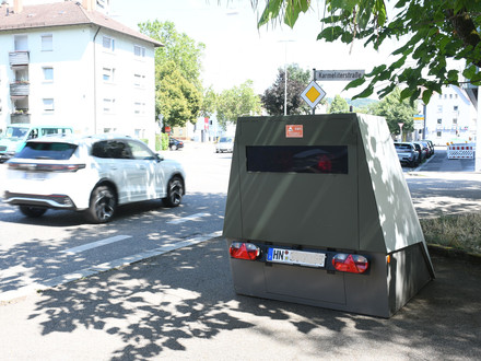 Das Bild zeigt einen mobilen Blitzeranhänger, den die Stadt Heilbronn zur Tempoüberwachung am Straßenrand einsetzt. 