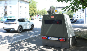 Das Bild zeigt einen mobilen Blitzeranhänger, den die Stadt Heilbronn zur Tempoüberwachung am Straßenrand einsetzt. 