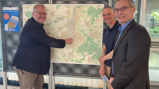 Bürgermeister Andreas Ringle(l.), Stefan Schmitt (r.v.), Leiter des Vermessungs- und Katasteramtes, und sein Stellvertreter Volker Buhl präsentieren den neuen Amtlichen Stadtplan für Heilbronn. Foto: Stadt Heilbronn