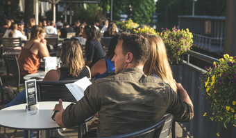Gemütliche Sommerabende können zwischen 1. Mai und 31. Oktober länger im Außenbereich der Lokale verbracht werden. (Foto: HMG)