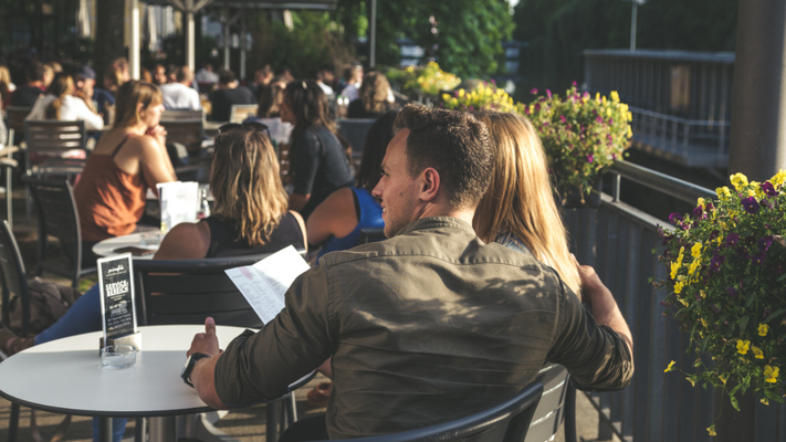 Gemütliche Sommerabende können zwischen 1. Mai und 31. Oktober länger im Außenbereich der Lokale verbracht werden. (Foto: HMG)