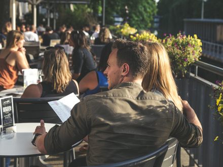 Gemütliche Sommerabende können zwischen 1. Mai und 31. Oktober länger im Außenbereich der Lokale verbracht werden. (Foto: HMG) 
