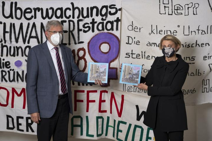 Coronabedingt ohne Publikum präsentieren Bürgermeisterin Agnes Christner und Professor Christhard Schrenk den neuen „Wissenspause“-Band „Die 1980er Jahre in Heilbronn“