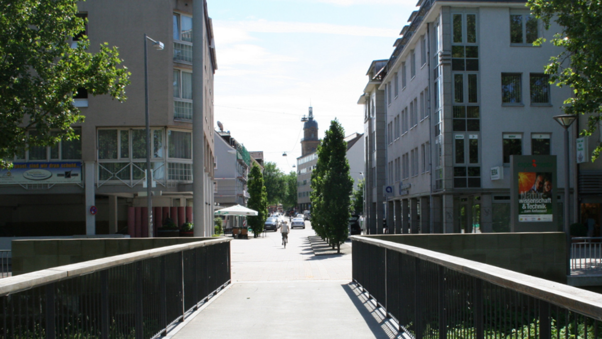 Die Begrünung der Lohtorstraße vor 20 Jahren: 2010 nach der Baumpflanzung (Foto: Stadt Heilbronn)