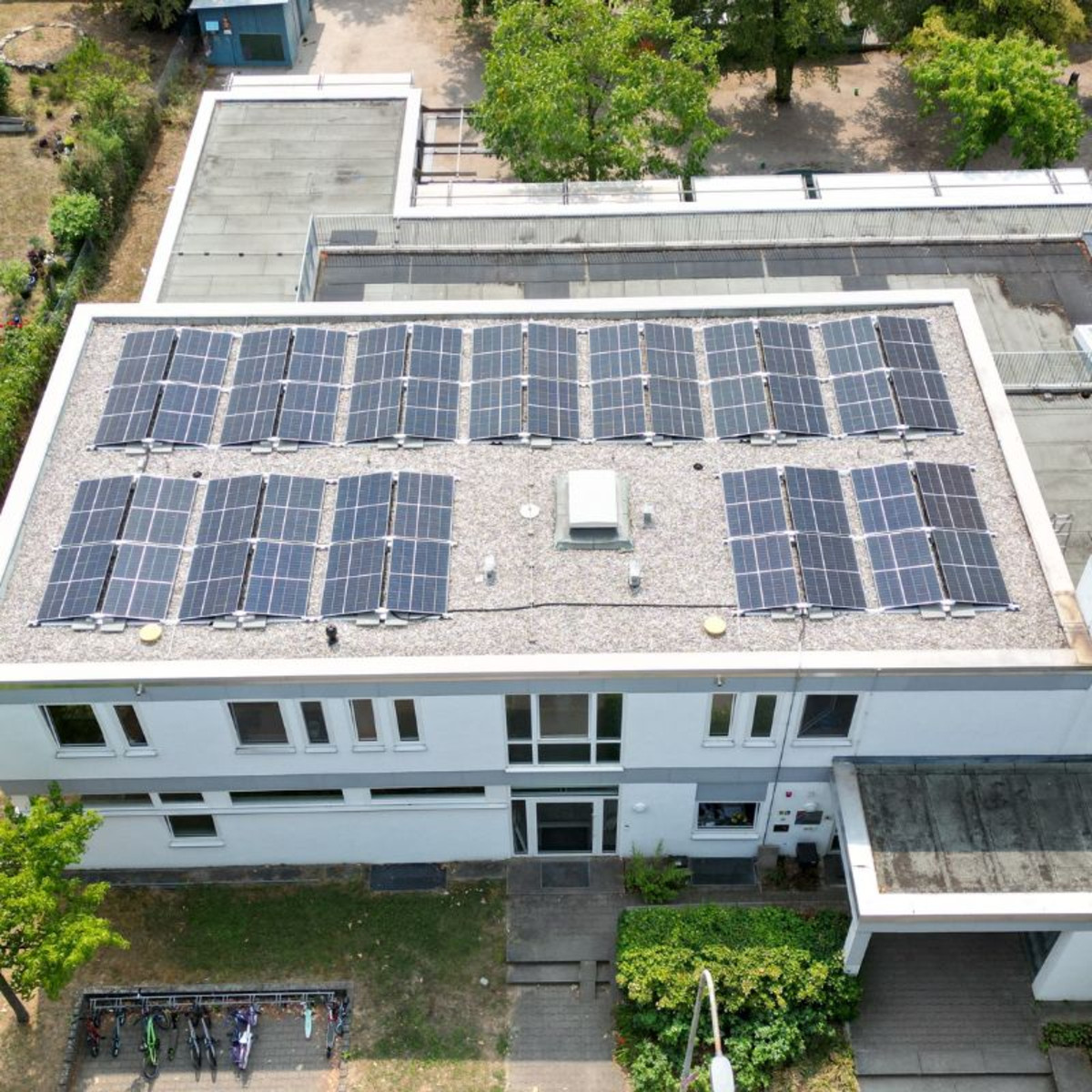 Man sieht ein Foto der PV-Anlage auf dem Dach des Kindergarten Nussäckerstraße Horkheim
