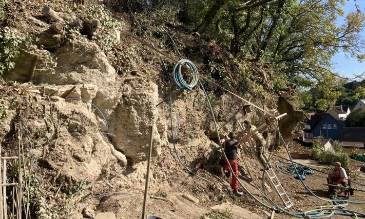 Das Bild zeigt die Entfernung des Gestrüpps zur Sicherung des Felsenbandes bevor die eigentlichen Arbeiten beginnen können. Fot: Stadt Heilbronn