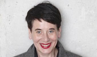 Das Bild zeigt die Berliner Künstlerin Andrea Pichl, die in Heilbronn mit dem Ernst Franz Vogelmann-Preis ausgezeichnet worden ist.