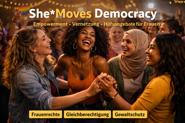 Plakat zur Initiative She Moves Democracy mit vier Frauen unterschiedlicher Herkunft die lachend zusammenstehen und sich an den Händen halten sowie Hinweisen zu Empowerment, Vernetzung und Unterstützungsangeboten für Frauen