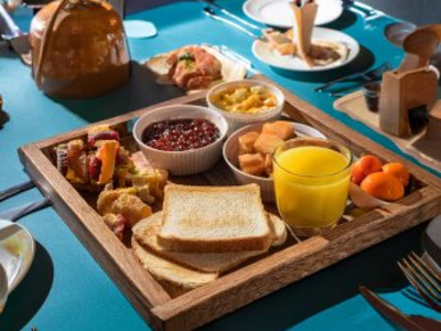 Man sieht einen Tisch mit Lebensmitteln 