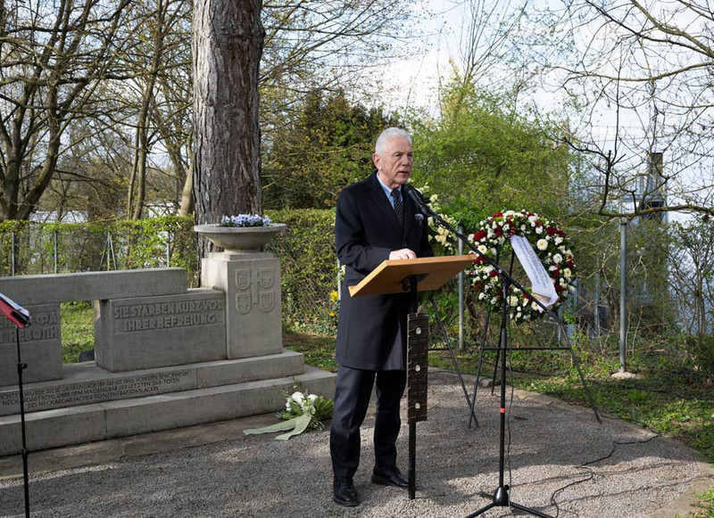Oberbürgermeister Harry Mergel am 1. April 2026 auf dem KZ-Friedhof Neckargartach. 