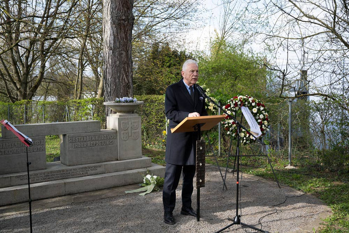 Oberbürgermeister Harry Mergel am 1. April 2026 auf dem KZ-Friedhof Neckargartach. 