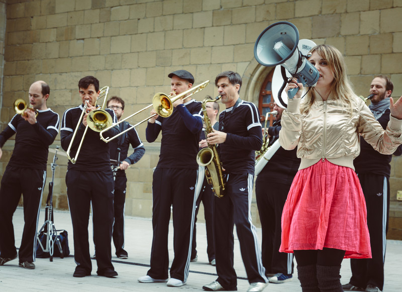Das Bild zeigt eine Musikgruppe bei Jazz & Einkauf mit vielen Blechblasinstrumenten.                 