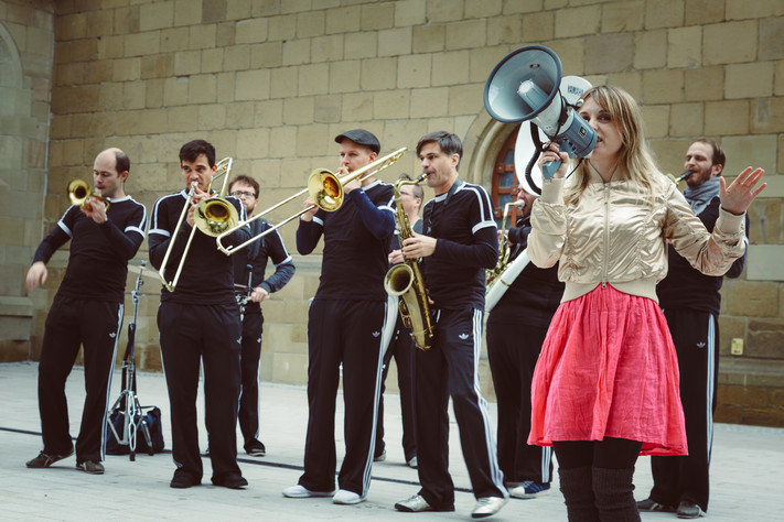 Das Bild zeigt eine Musikgruppe bei Jazz & Einkauf mit vielen Blechblasinstrumenten.                 