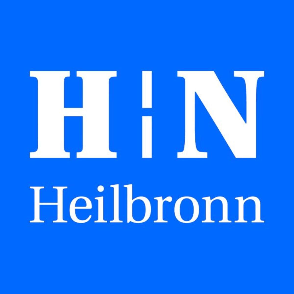 Das Bild zeigt ein blaues Quadrat mit dem Schriftzug H N Heilbronn in weißer Schrift. Das Logo steht für die Wahrnehmung und das Erscheinungsbild der Stadt Heilbronn sowie für die Initiative hinter diesem Thema.