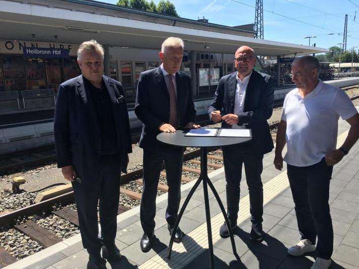 Zur Unterzeichnung ihres Gemeinschaftsbriefes trafen sich OB Mergel (2.v.l) und die Bundestagsabgeordneten Link, Throm und Juratovic (v.l.) auf dem Heilbronner Hauptbahnhof. - Foto: Küpper