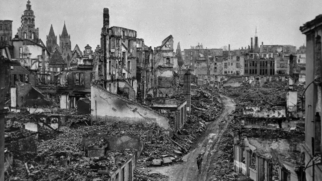 Das Bild zeigt das zerbombte Heilbronn im Dezember 1944 im Bereich der Allerheiligenstraße.