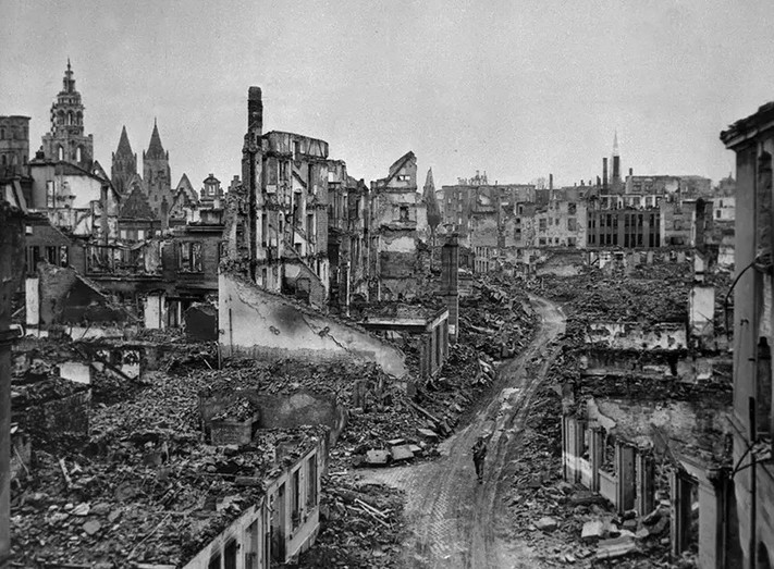Das Bild zeigt das zerbombte Heilbronn im Dezember 1944 im Bereich der Allerheiligenstraße.