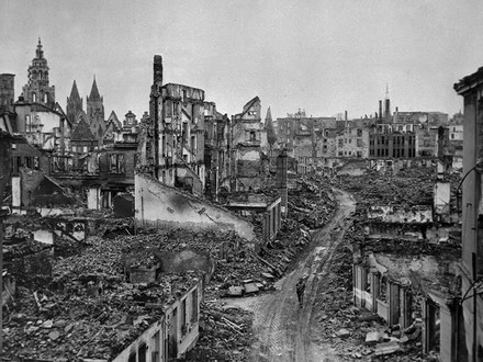 Das Bild zeigt das zerbombte Heilbronn im Dezember 1944 im Bereich der Allerheiligenstraße.
