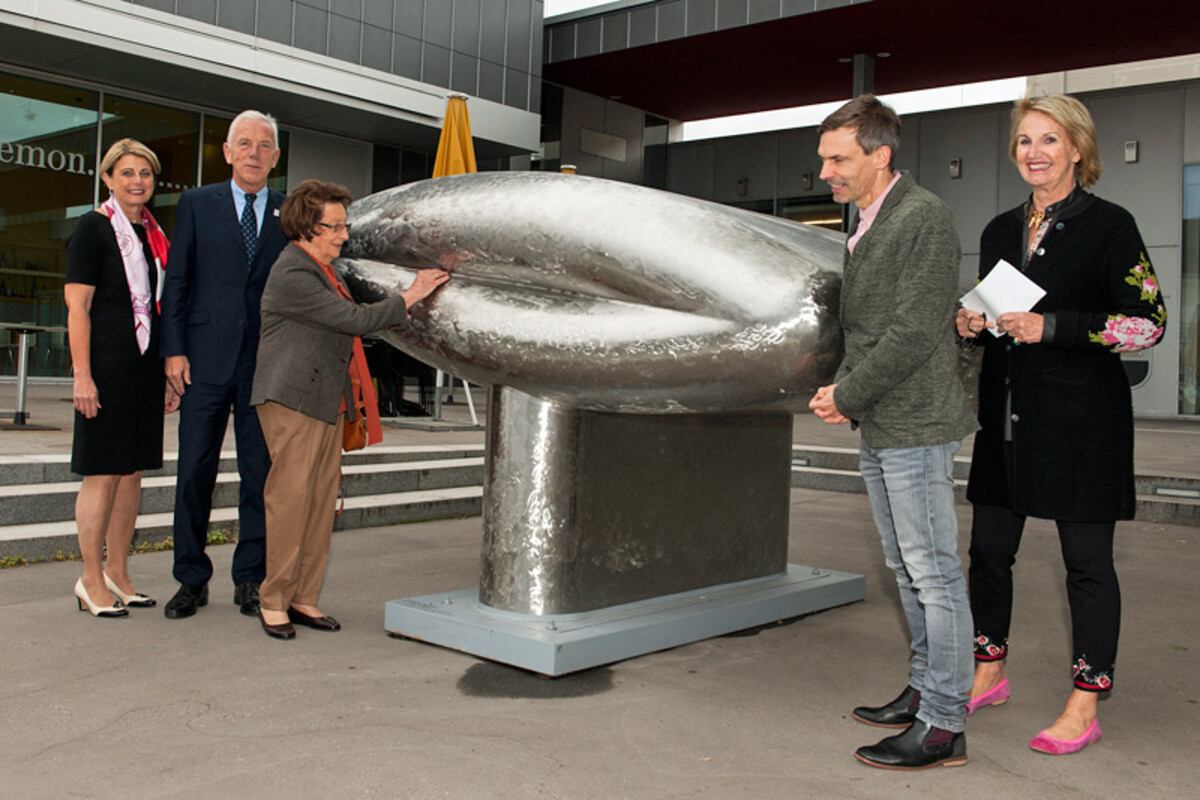 Einweihung der Deacon-Skulptur It's like a rock vor der Kunsthalle (Oktober 2018) - Foto: Stadtarchiv/S. Irankah