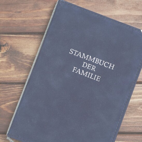 Man sieht ein Familienstammbuch