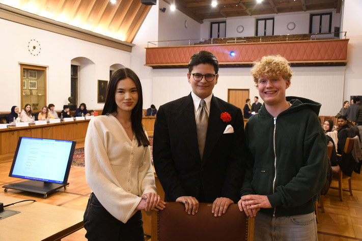Das Bild zeigt den Vorstand des neuen Jugendgemeinderates im Großen Ratssaal.