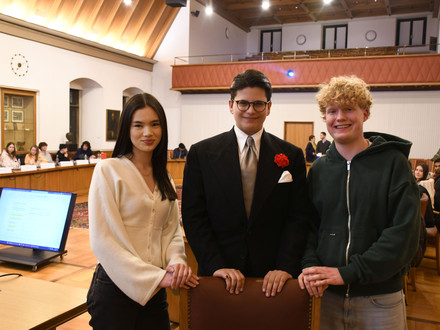 Das Bild zeigt den Vorstand des neuen Jugendgemeinderates im Großen Ratssaal. 