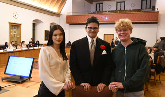 Das Bild zeigt den Vorstand des neuen Jugendgemeinderates im Großen Ratssaal.