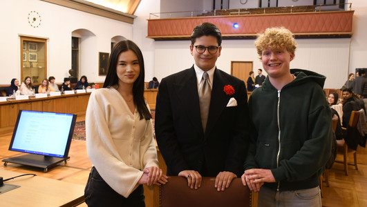 Das Bild zeigt den Vorstand des neuen Jugendgemeinderates im Großen Ratssaal. 