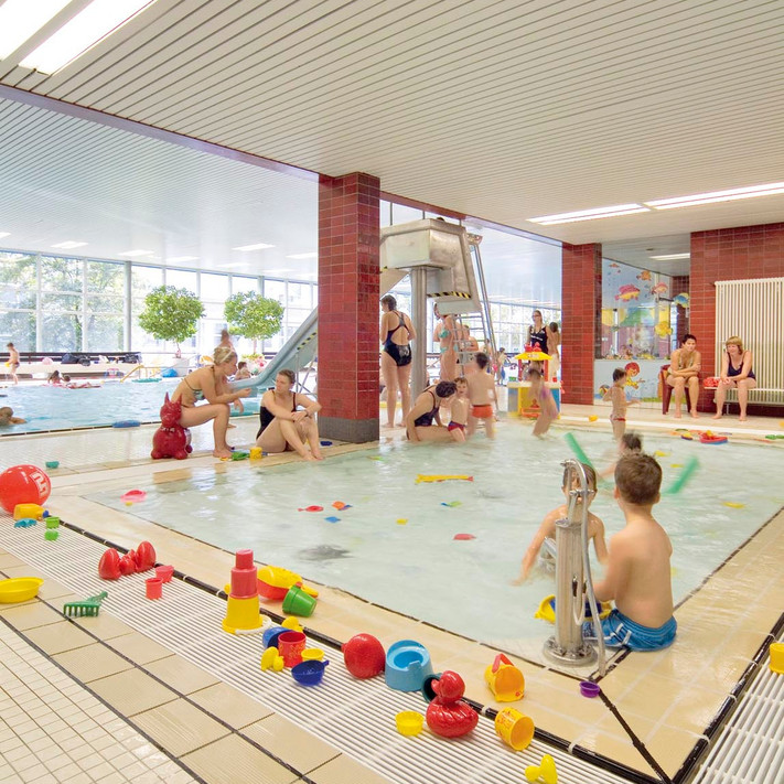 Das Bild zeigt das Planschbecken und das Nichtschwimmerbecken im Hallenbad Biberach. 