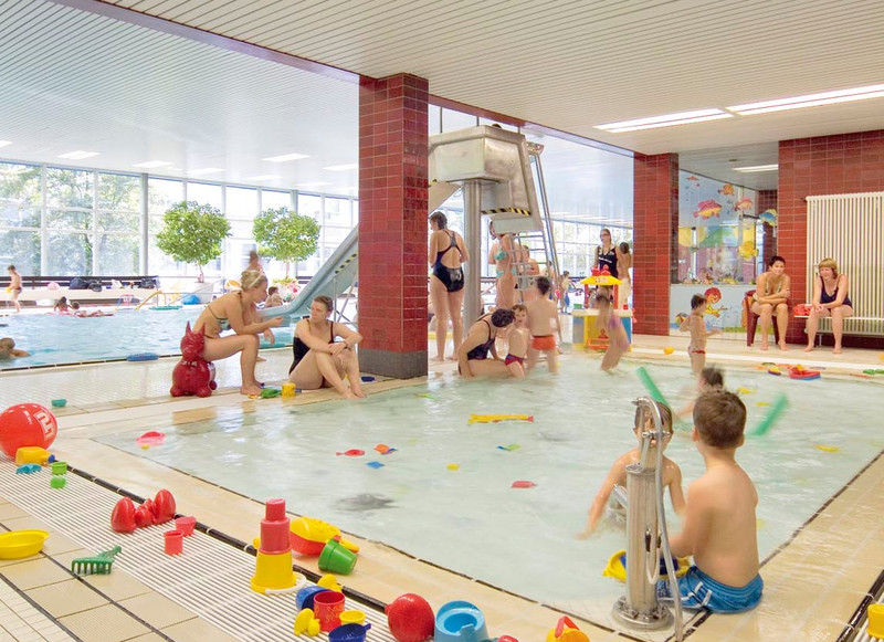 Das Bild zeigt das Planschbecken und das Nichtschwimmerbecken im Hallenbad Biberach. 