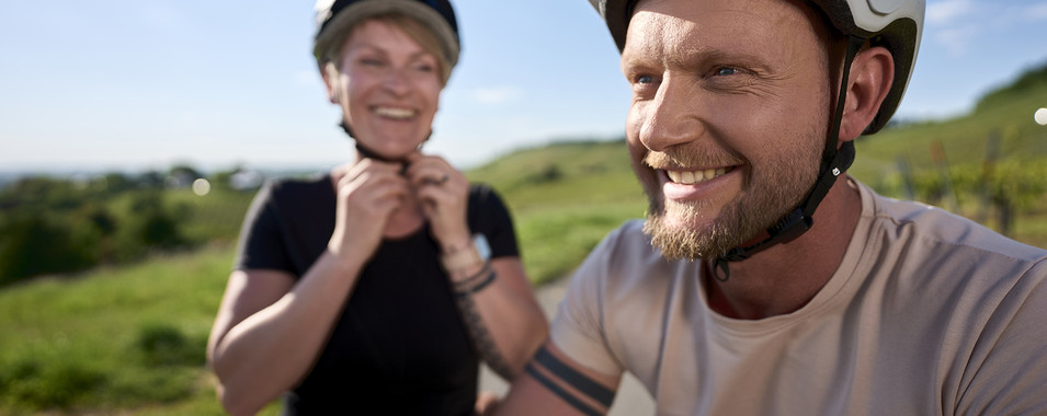 Zwei Personen fahren Fahrrad