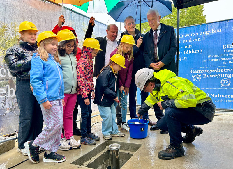 Grundsteinlegung für den Erweiterungsbau der Grundschule Alt-Böckingen mit einem Lebensmittelmarkt