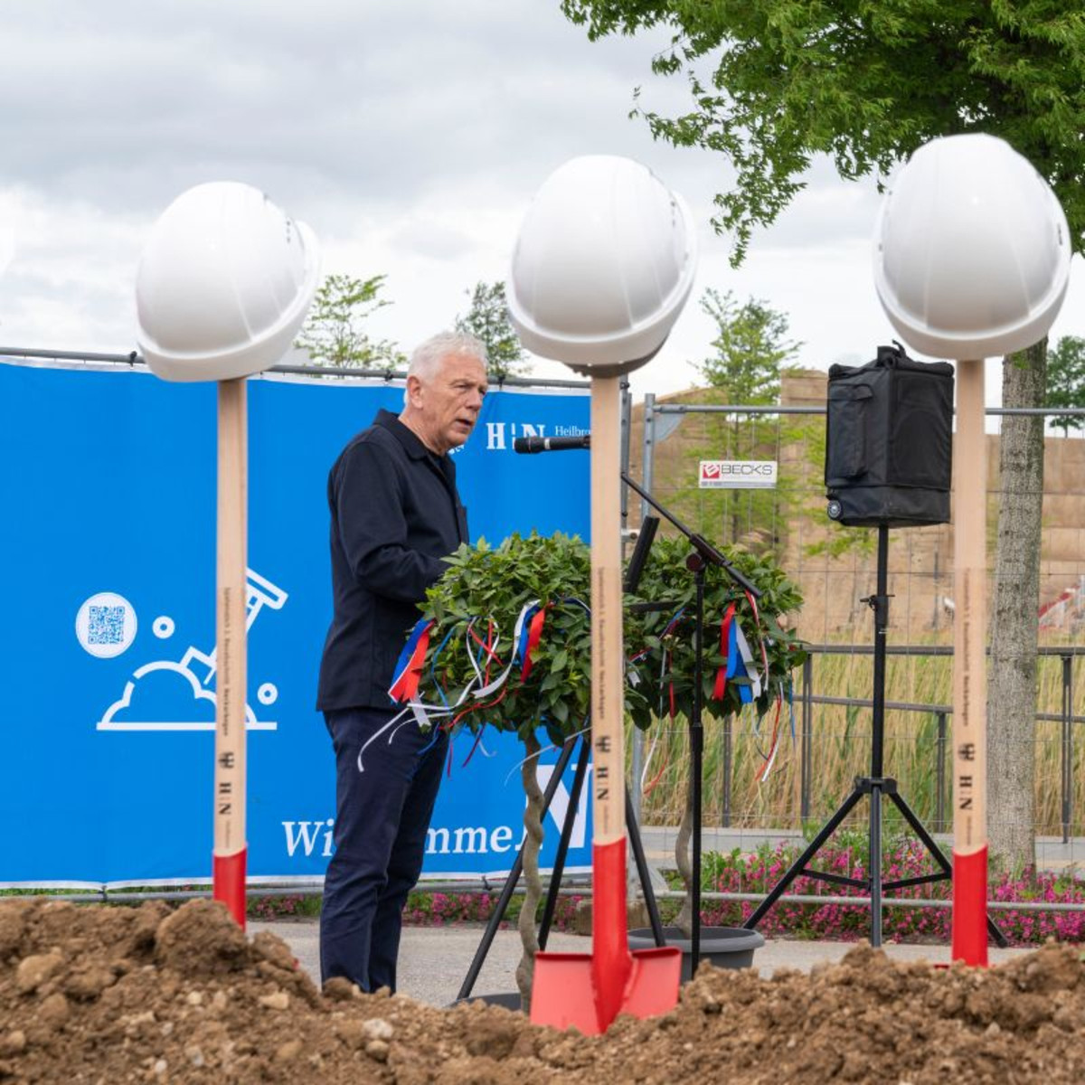 Oberbürgermeister Harry Mergel spricht zu den circa 100 Anwesenden.