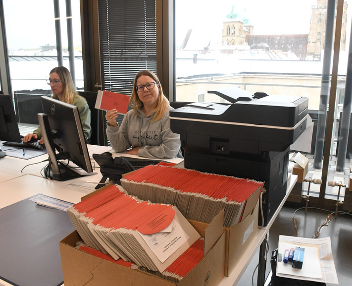 Das Bild zeigt zwei Mitarbeiterinnen im Briefwahlbüro der Stadt Heilbronn mit den amtlichen Briefwahlunterlagen. 