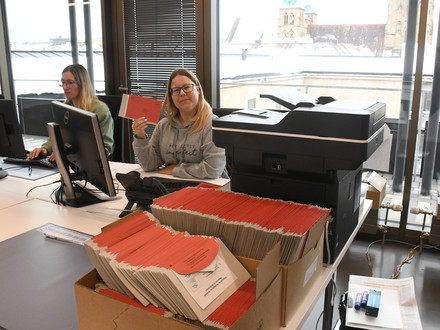 Das Bild zeigt zwei Mitarbeiterinnen im Briefwahlbüro der Stadt Heilbronn mit den amtlichen Briefwahlunterlagen. 