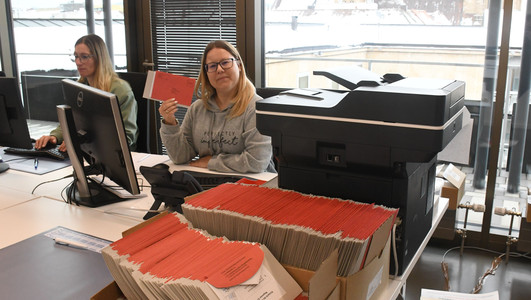 Das Bild zeigt zwei Mitarbeiterinnen im Briefwahlbüro der Stadt Heilbronn mit den amtlichen Briefwahlunterlagen. 