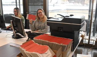 Das Bild zeigt zwei Mitarbeiterinnen im Briefwahlbüro der Stadt Heilbronn mit den amtlichen Briefwahlunterlagen. 