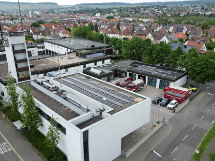 Das Bild zeigt die Gebäude der Hauptfeuerwache an der Beethovenstraße mit einigen Feuerwehrgebäuden.