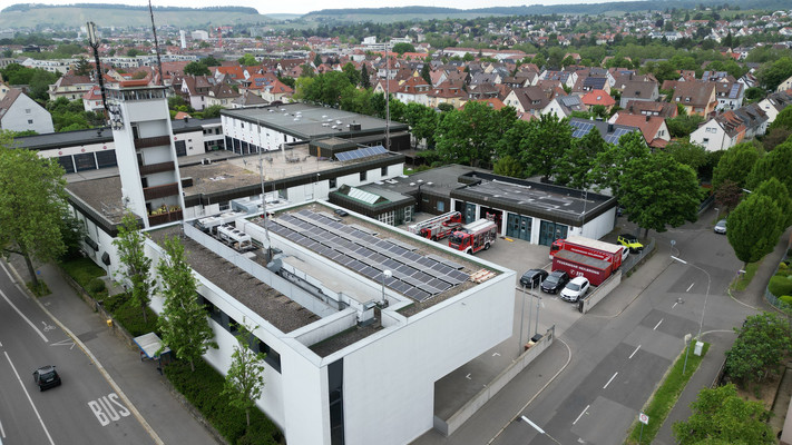 Das Bild zeigt die Gebäude der Hauptfeuerwache an der Beethovenstraße mit einigen Feuerwehrgebäuden.