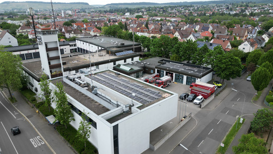 Das Bild zeigt die Gebäude der Hauptfeuerwache an der Beethovenstraße mit einigen Feuerwehrgebäuden. 