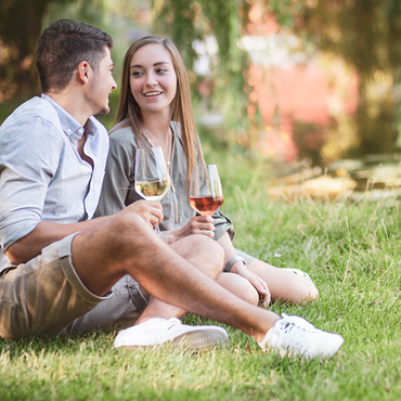 Junges Paar trinkt ein Glas Wein am Neckarufer