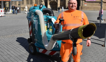 Da passt einiges rein: Stadtreiniger Jonni Casalino zeigt das Saugrohr mit dem langen Schlauch des neuen Innenstadt-Staubsaugers. (Fotos: Stadt Heilbronn)