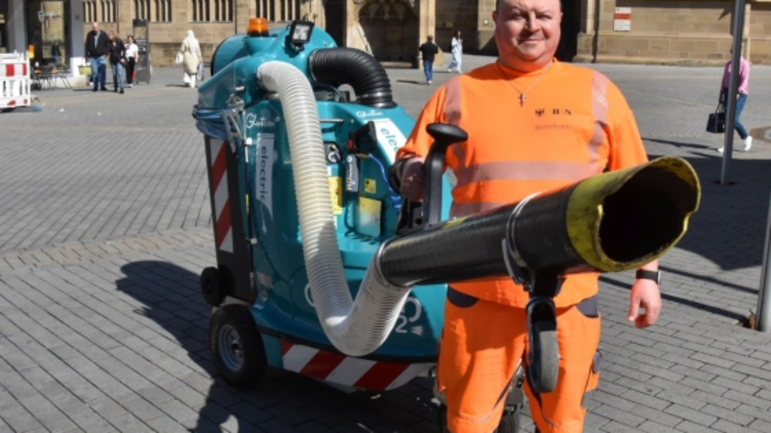 Da passt einiges rein: Stadtreiniger Jonni Casalino zeigt das Saugrohr mit dem langen Schlauch des neuen Innenstadt-Staubsaugers. (Fotos: Stadt Heilbronn)
