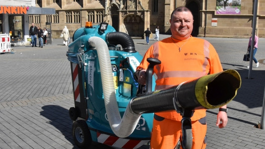 Da passt einiges rein: Stadtreiniger Jonni Casalino zeigt das Saugrohr mit dem langen Schlauch des neuen Innenstadt-Staubsaugers. (Fotos: Stadt Heilbronn)