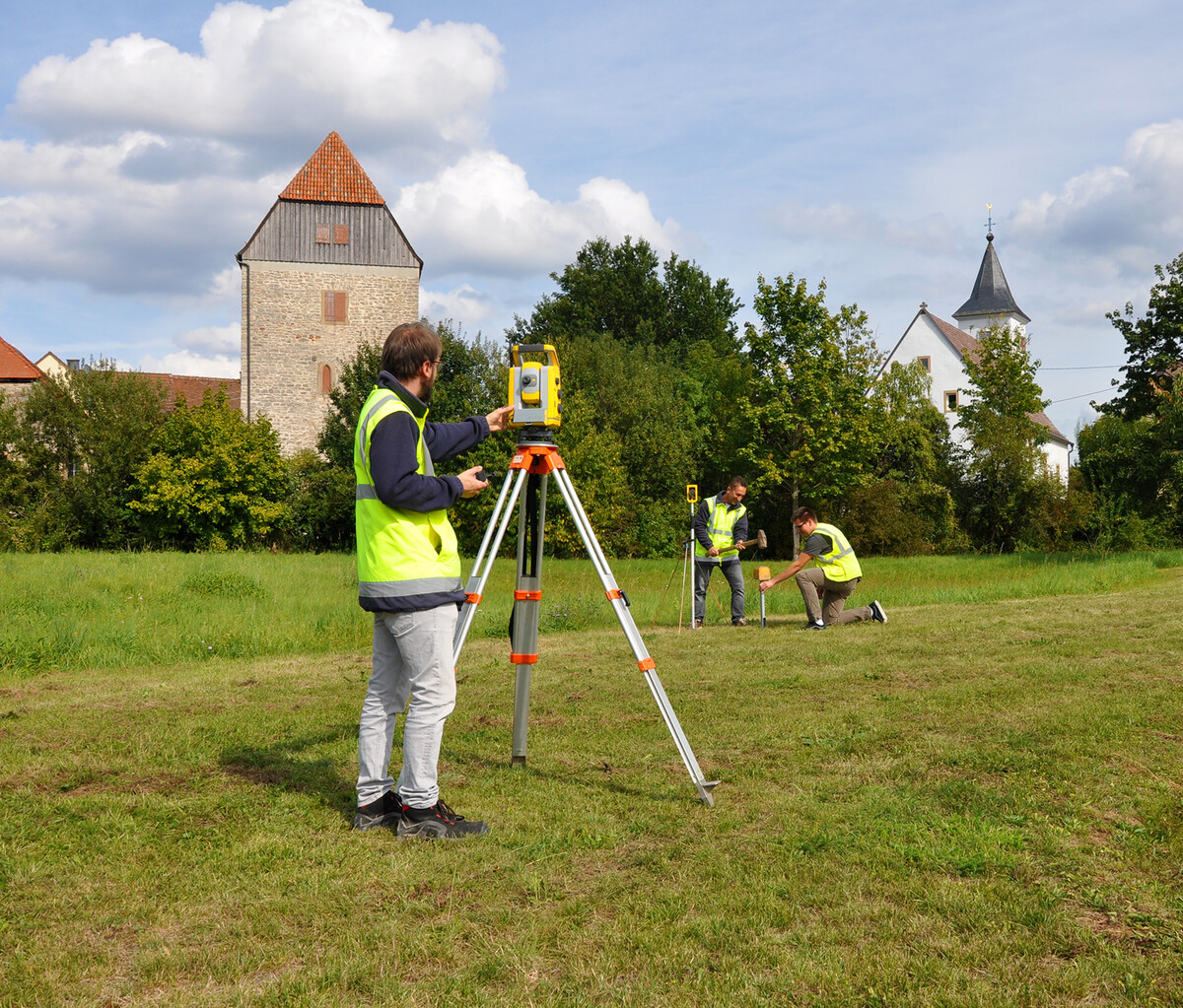 Man sieht, wie Mitarbeitende vermessen