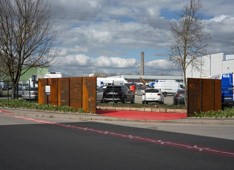 Die markanten Stahlwände und die roten Bodenmarkierungen sorgen mitten im Gewerbegebiet für Aufmerksamkeit.