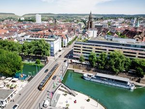 Ein Bild von Heilbronn mit dem Neckar und der Kilianskirche. Man sieht die Stadt von oben.